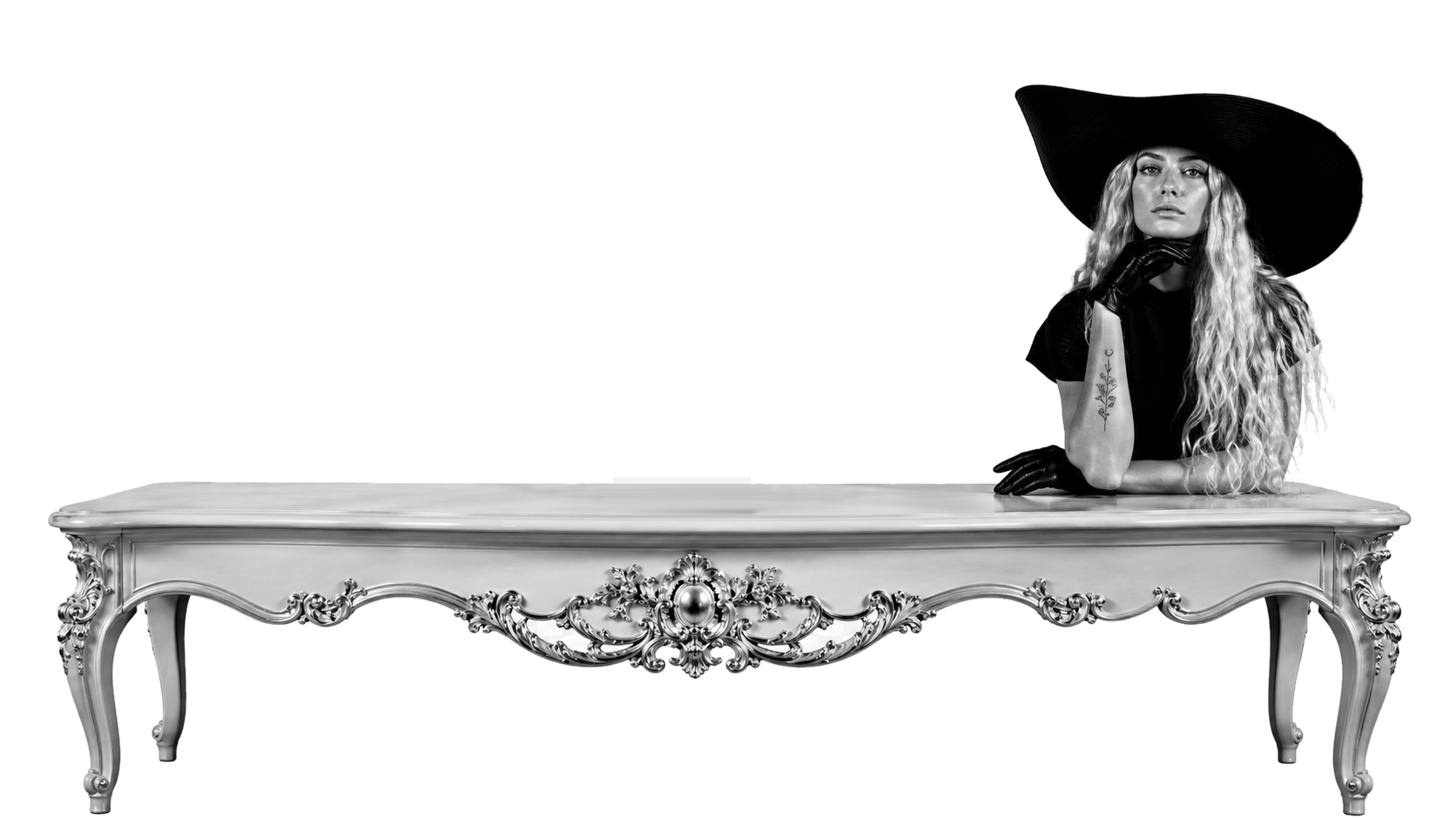 Femme au chapeau appuyée sur une console — 13 By HC